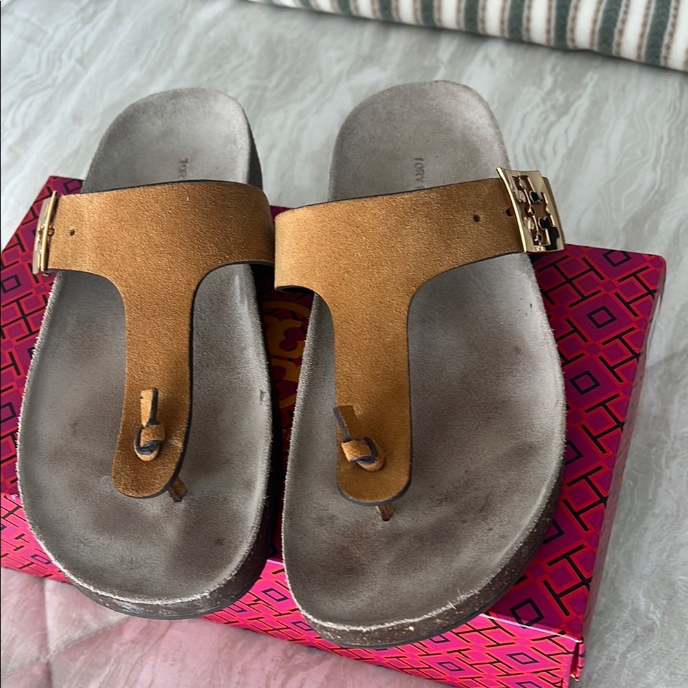 Tory Burch Tan Suede Platform Thong Sandals with Gold Logo Accent - Picture 4 of 8